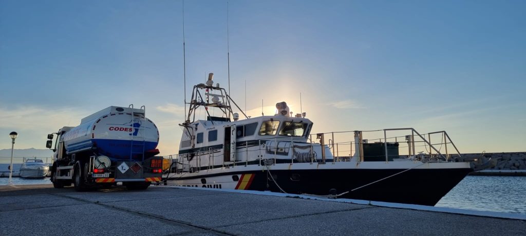 camión Volvo y barco