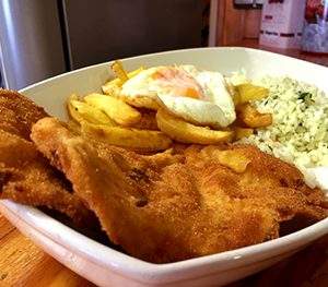 filetes, patatas y huevo