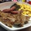 filetes, salchichas y patatas